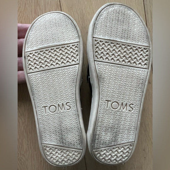 Size 12 Halloween Toms glow in the dark canvas shoes. Ghosts 👻 - Picture 7 of 7